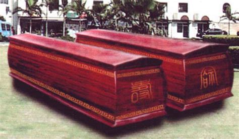 夢見棺材躺死人|解夢：在夢裡看見棺材，死人，葬禮；意味著什麼？